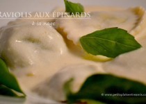 Raviolis aux épinards à la nage