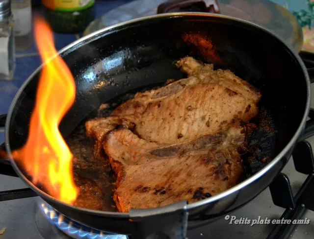 cotes de porc flambées