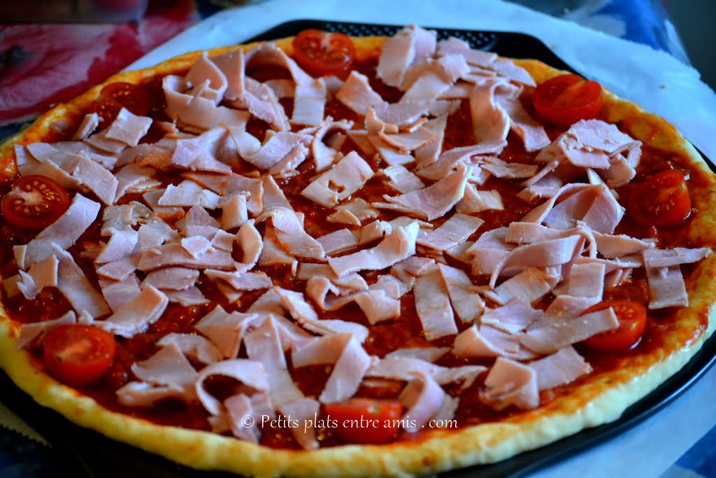 pizza garnie jambon tomate