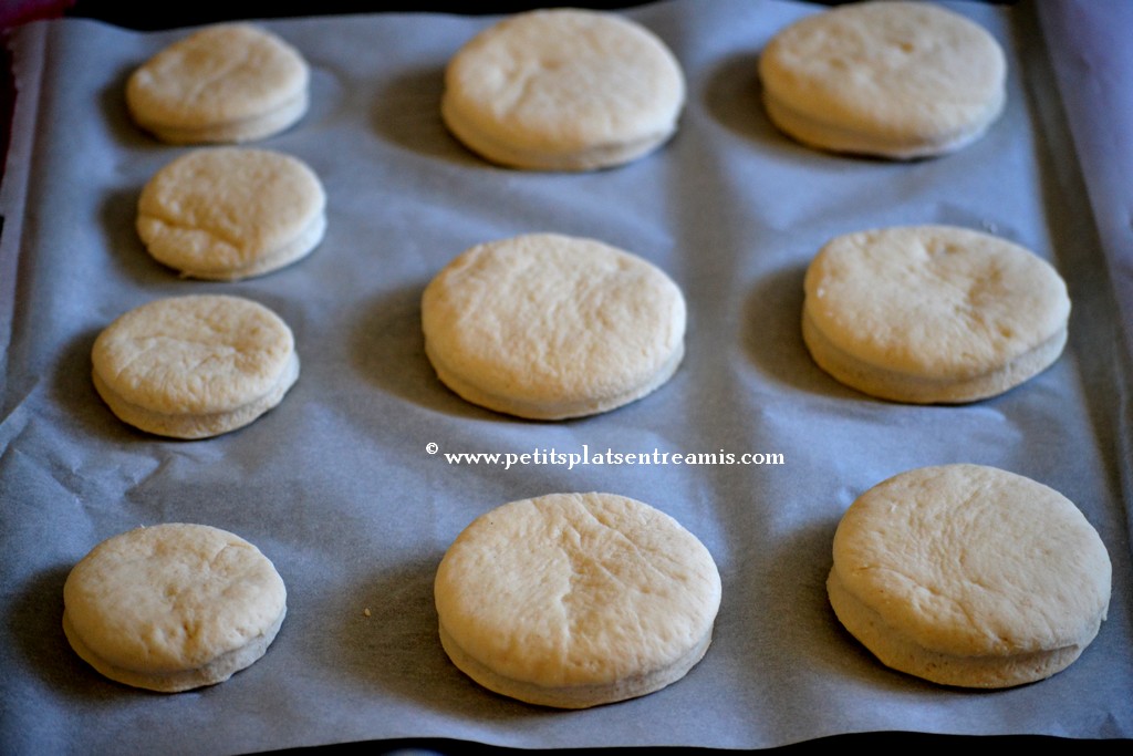 Muffins anglais sur plaque de cuisson