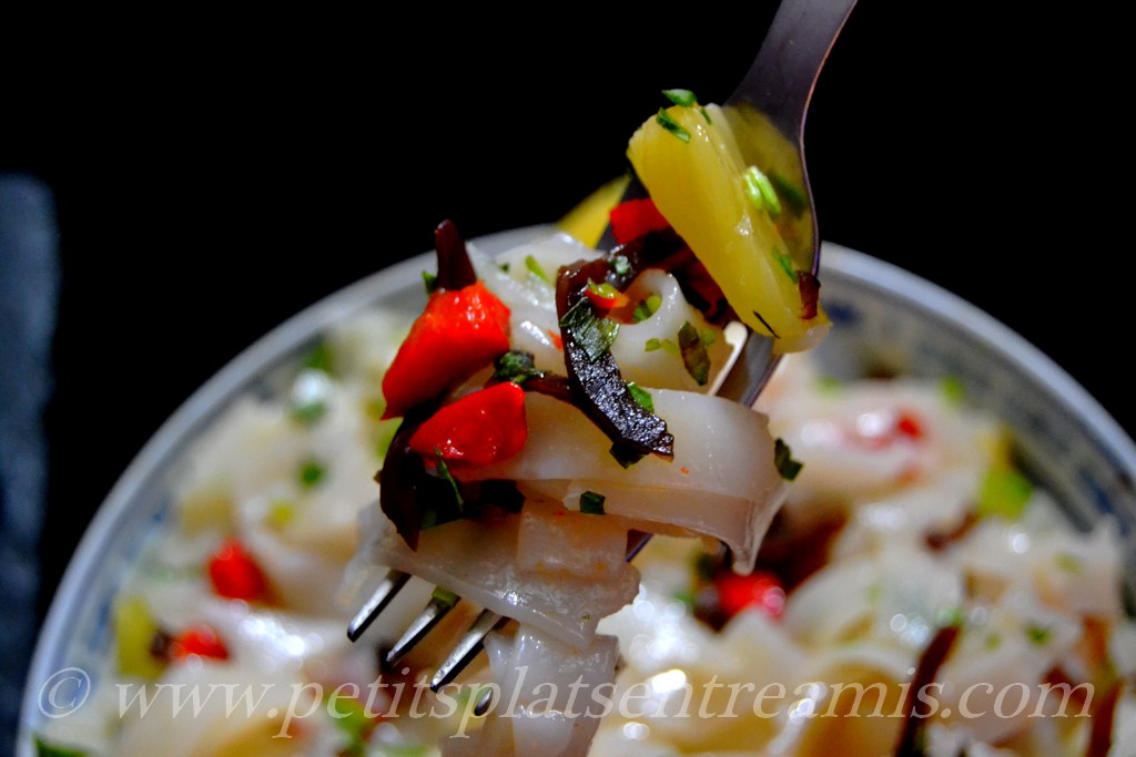 bouchée de salade de nouilles chinoises