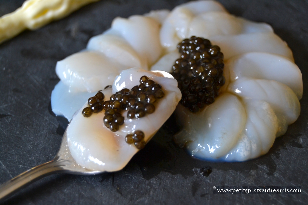 bouchée de carpaccio de Saint-jacques au caviar