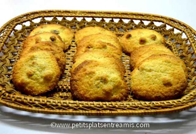 panier de biscuits aux noisettes et noix de coco