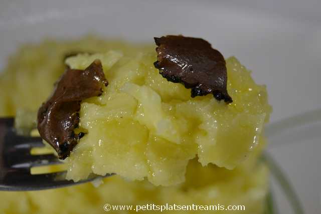 bouchée d'écrasé de pommes de terre à l'huile de truffes