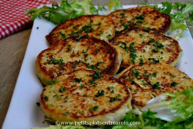 plat de galettes de pommes de terre et poulet