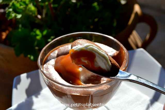 cuillère de mousse au caramel