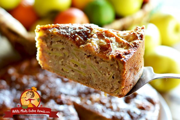 Part de gâteau aux pommes et aux noix
