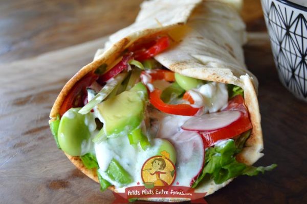 Ingrédients sandwich libanais aux crudités et sauce tzatziki