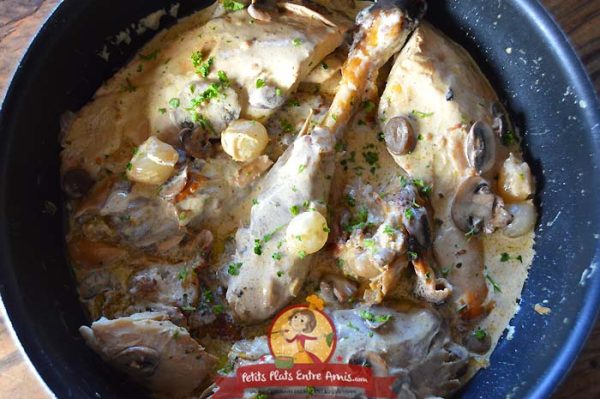 Chapon En Morceaux à La Crème Et Aux Champignons Chapon à la crème: une recette facile | Petits Plats Entre Amis